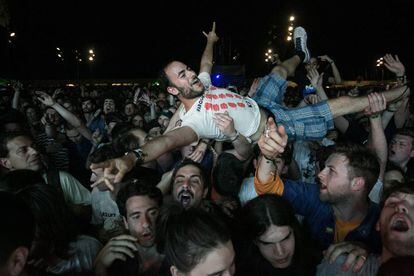 Un joven es levantado por la multidud durante el concierto de Parquet Courts.