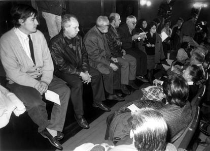 Intelectuales, entre los que se encuentran Luis García Montero, Eduardo Mendicutti, José Luis Sampedro y Almudena Grandes, en un acto contra de la Guerra del Golfo, en 1991.