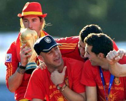 Sergio Ramos besa la Copa del Mundo junto a Pepe Reina y Álvaro Arbeloa