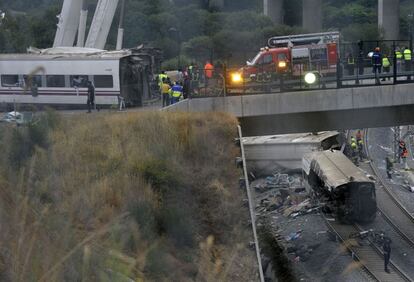 Uno de los vagones siniestrado en el exterior de las vías del tren, 25 de julio de 2013. La cifra de fallecidos podría elevarse porque los trabajos para mover los vagones continúan con dos grúas. Hasta el lugar de los hechos, ubicado en Angrois, se ha desplazado también una unidad del Grupo Operativo de Intervenciones Técnicas de la Policía Nacional.