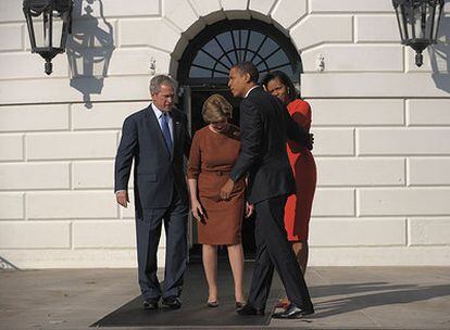 George W. Bush y su esposa Laura reciben a Barack y Michelle Obama frente a la Casa Blanca