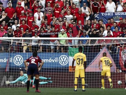 Roberto Torres transforma el penalti de Osasuna.