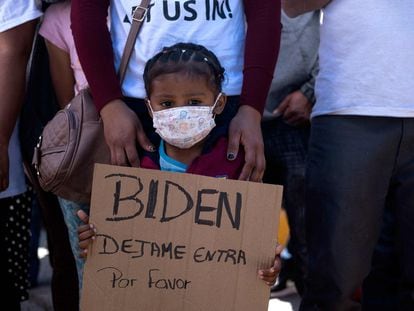 Una niña hondureña sostiene un cartel en una manifestación de migrantes en Tijuana (México), este martes.