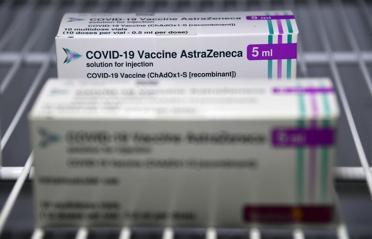 Imagen de un paquete que incluye varias dosis de la vacuna de AstraZeneca contra la covid-19.