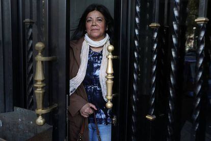 Elsa Riquelme, en el portal de su casa de Carabanchel.