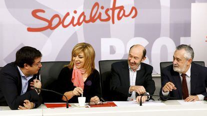 Óscar López, Elena Valenciano, Alfredo Pérez Rubalcaba y José Antonio Griñán, ayer en la reunión de la Comisión Ejecutiva del PSOE.