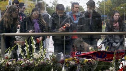 La estación de metro de Alameda de Osuna se ha convertido en un improvisado altar en homenaje a las cuatro víctimas mortales del Madrid Arena. Los amigos también han escrito mensajes de condolencia en los cristales. María Teresa Alonso, de 20 años, continuaba ayer en estado crítico, ingresada en la unidad de cuidados intensivos de la Fundación Jiménez Díaz.