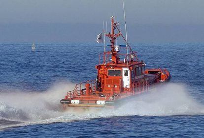 Uno de los barcos de la flota de rescate de Salvamento Marítimo.