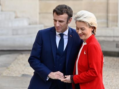 Emmanuel Macron y Ursula von der Leyen, este lunes en París.