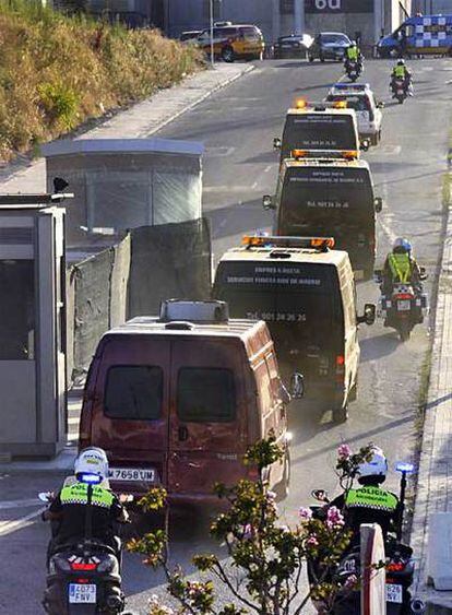 Coches fúnebres trasladan desde Barajas al Ifema a víctimas del siniestro.