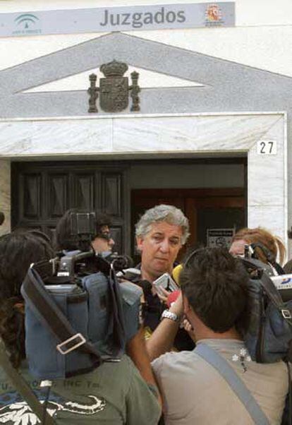 El abogado José Ramón Cantalejo atiende a los medios en Roquetas.