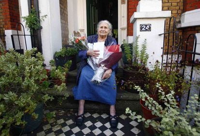 La escritora británica Doris Lessing, ante la puerta de su casa en Londres, tras conocer que ha sido galardonada con el Nobel de Literatura.