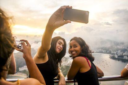 Dos turistas se hacen un 'selfie' con Río de Janeiro (Brasil) al fondo.
