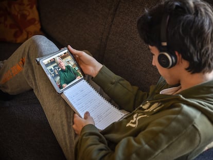 Un estudiante milanés sigue el miércoles las clases a través de Internet.