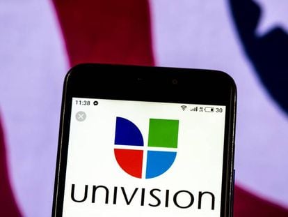 El logotipo de Univisión en un móvil. 
