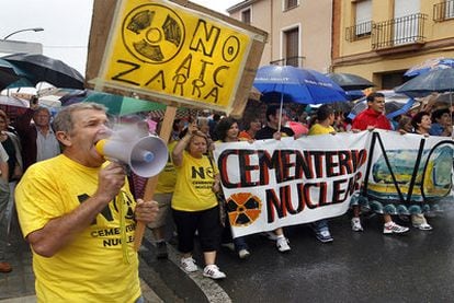 Protesta en las calles de Ayora contra la instalación del almacén nuclear en Zarra.