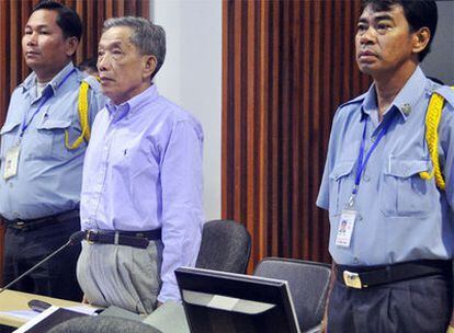 El jefe de los jemeres rojos Duch, durante la sesión final del juicio, ayer en la capital camboyana.