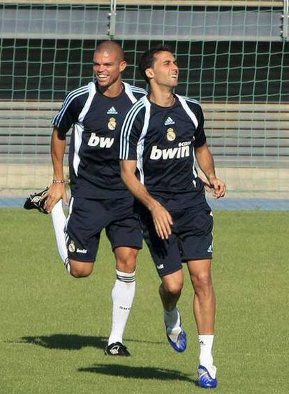 Arbeloa y Pepe, durante un entrenamiento.