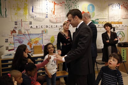 El presidente francés, Emmanuel Macron, en una escuela maternal de París