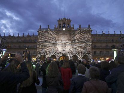 La Plaza Mayor de Salamanca durante la inauguraci&oacute;n del festival &#039;Luz y vanguardias&#039;.   