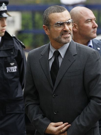 El cantante George Michael llega al juzgado donde se ha leído su condena.