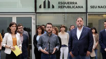 El presidente de ERC, Oriol Junqueras (dcha.), la secretaria general adjunta, Marta Vilalta (izqda.), y el presidente de la Generalitat, Pere Aragonès (centro), en un acto del partido republicano, el pasado domingo.
