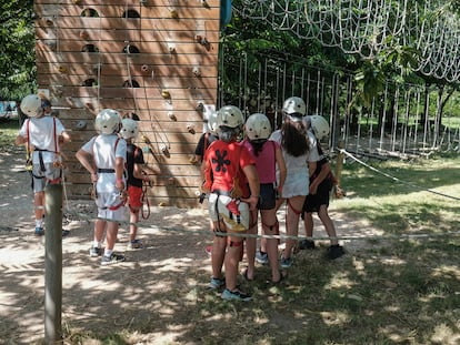 Varios menores en un campamento en A Coruña, Galicia.