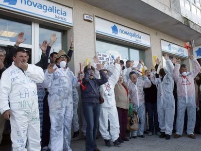 Un grupo de manifestantes protesta ante una sucursal de Novagalicia Banco en A Illa de Arousa.