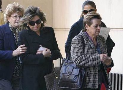 Familiares de fallecidos en el Yak-42, ayer.