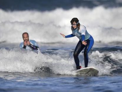 Carmen López, surfista invidente, se entrena con el reto de ir a los Juegos Paralímpicos de Tokio