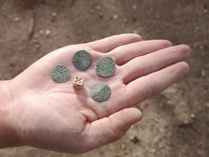 Cuatro de las monedas y dado encontrados en el castillo de Montsoriu.