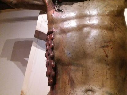 Herida en el torso de una talla de Cristo, en la exposición 'Emocions' en el Museo Marès.