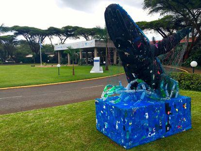 Ballena de tamaño real elaborada con chancletas usadas para concienciar sobre la basura marina.
