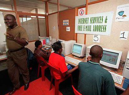 No es extraño encontrarse en un remoto pueblo africano un <i>cibercafé</i> como el de la foto, en Gaborone (Botsuana).