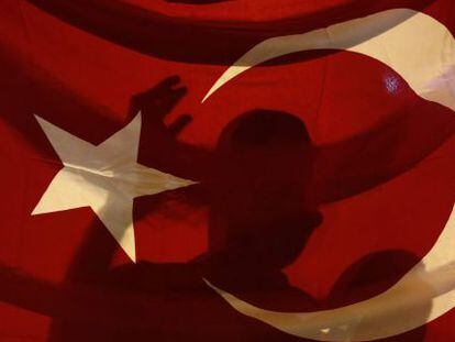 Una banddera de Turquia en las manifestaciones de apoyo a  Recep Tayyip Erdogan.