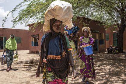 Varias mujeres desplazadas salen del hospital de Dori, donde atienden a sus hijos con problemas de desnutrición aguda.