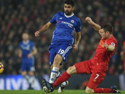 Diego Costa, del Chelsea, ante el Liverpool.