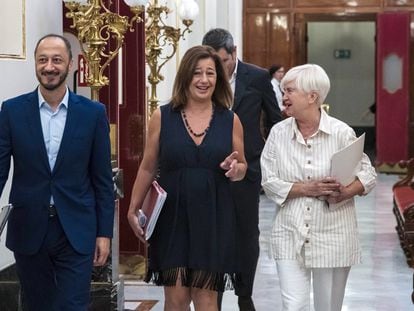 Desde la izquierda, El vicepresidente primero del Congreso de los Diputados, Alfonso Rodríguez Gómez de Celis; la presidenta del Congreso, Francina Armengol, y la portavoz adjunta del PSOE en el Congreso, Isaura Leal, a su llegada a una reunión de la Mesa del Congreso de los Diputados, este miércoles.