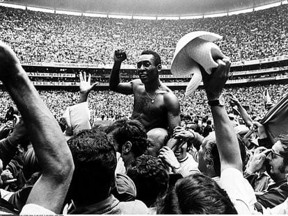 Pelé celebra la Copa del Mundo de 1970, en el estadio Azteca.