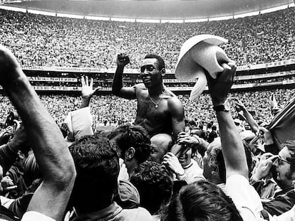 Pelé celebra la Copa del Mundo de 1970, en el estadio Azteca.