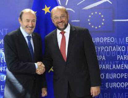 El secretario general del PSOE, Alfredo Pérez Rubalcaba (i), llega a una reunión con el presidente del Parlamento Europeo, el socialdemócrata alemán Martin Schulz (d).