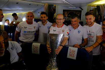 José Castro y Mendilibar con el trofeo de la Europa League en el avión rumbo a Sevilla.
