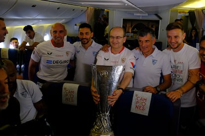 José Castro y Mendilibar con el trofeo de la Europa League y el avión taxis a Sevilla.
