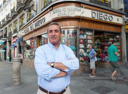 Javier Llerandi, uno de los due&ntilde;os, el la tienda ubicada en la Puerta del Sol.