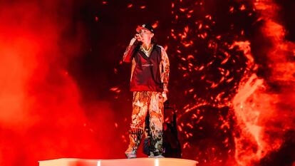 El artista Peso Pluma, en una actuación.