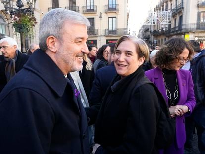 El alcalde de barcelona Jaume Collboni habla con la exalcaldesa Ada Colau, a principios de enero.