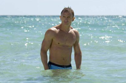 El actor Daniel Craig, como el agente James Bond, en una escena del filme "Casino Royale", dirigido por Martin Campbell.