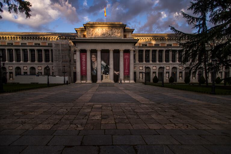El museo del Prado ha tenido que posponer su exposición 'Invitadas', que se iba a inaugurar el pasado lunes.