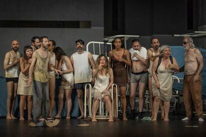 Un momento de la adaptación teatral de la novela 'Ensayo sobre la ceguera' de José Saramago, en el Teatro Nacional São João de Oporto, que coproduce la obra en colaboración con el Teatre Nacional de Catalunya.