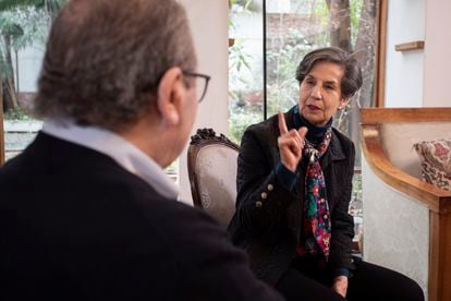 Ascanio Cavallo durante el diálogo con la senadora Isabel Allende.